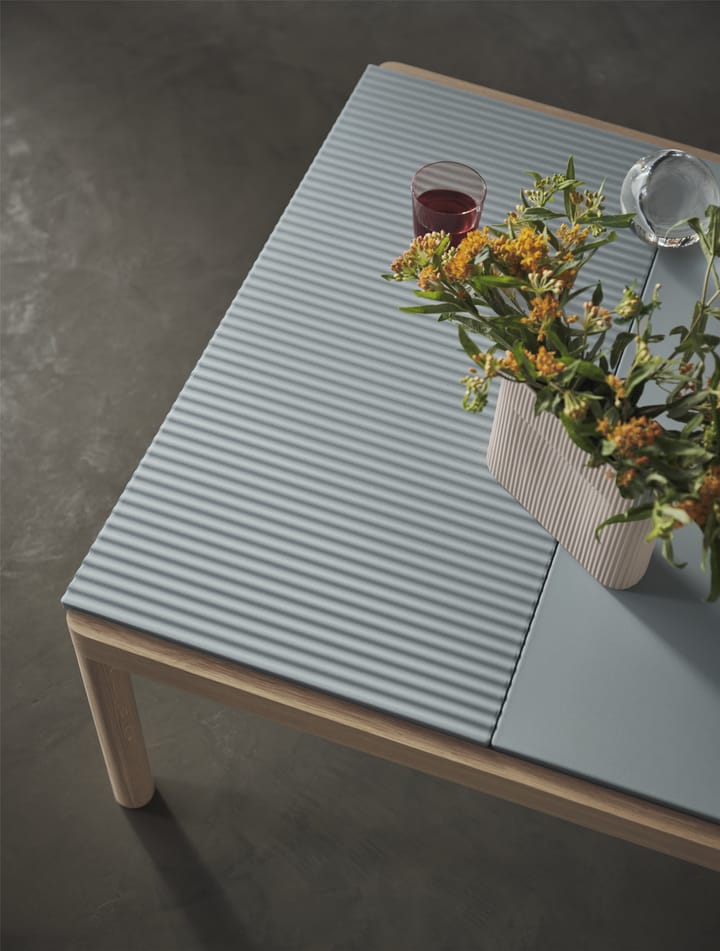 Couple 1 Plain-1 Wavy salontafel 80x84x40 cm, Pale blue-oak Muuto