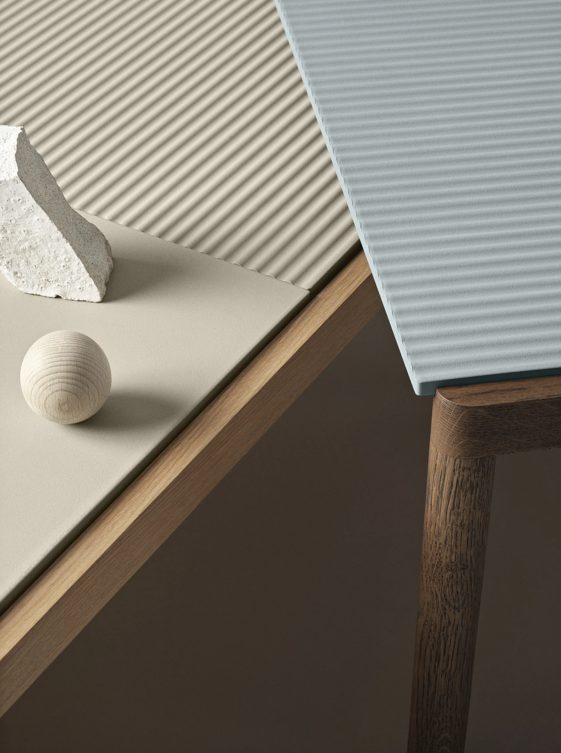 Couple 1 Wavy salontafel 40x84x40 cm, Pale blue-dark oiled oak Muuto