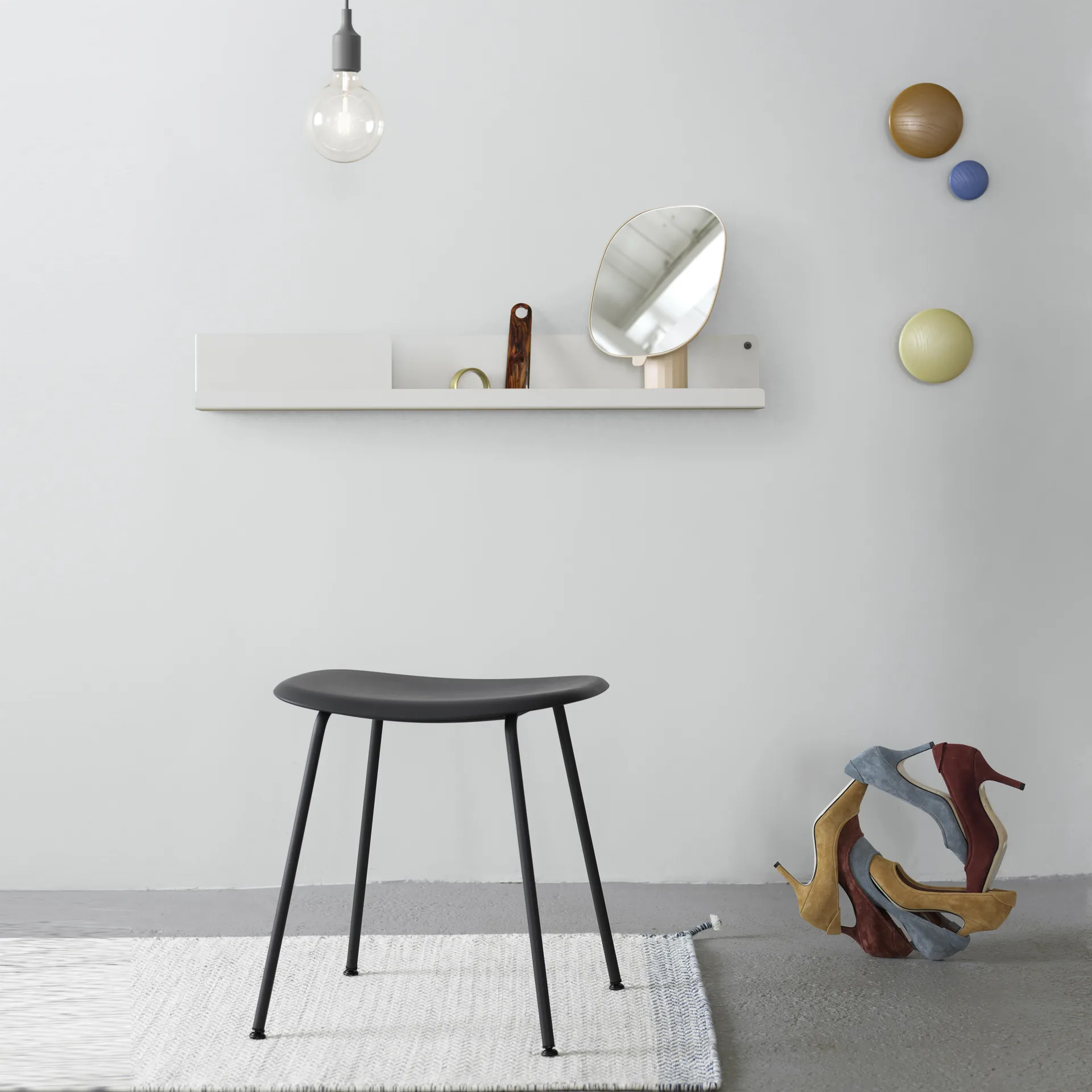 Dots wandhaak pale blue (blauw), klein Muuto