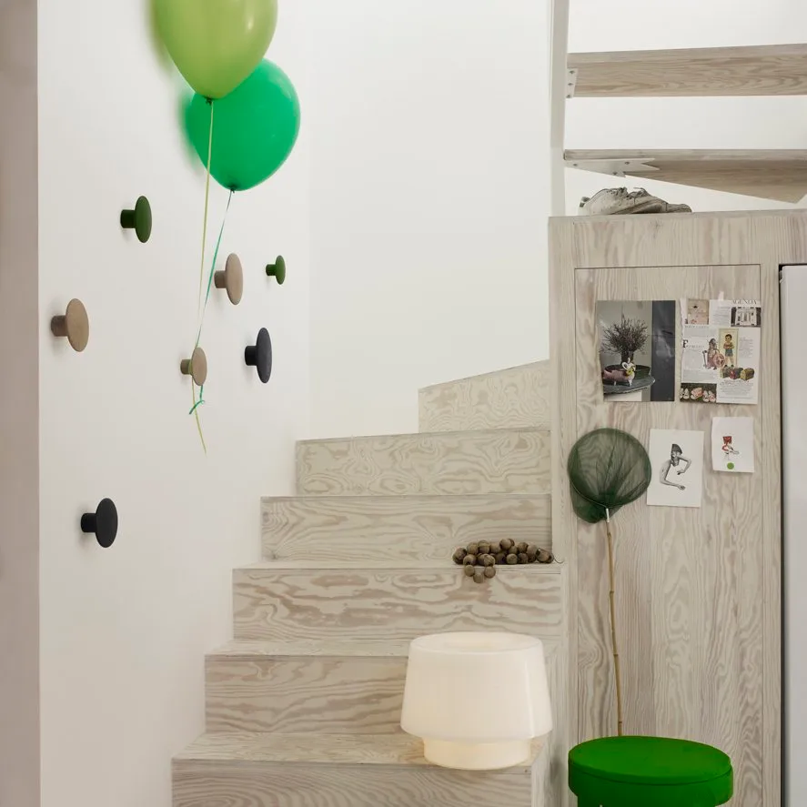 Dots wandhaak zwart, groot Muuto