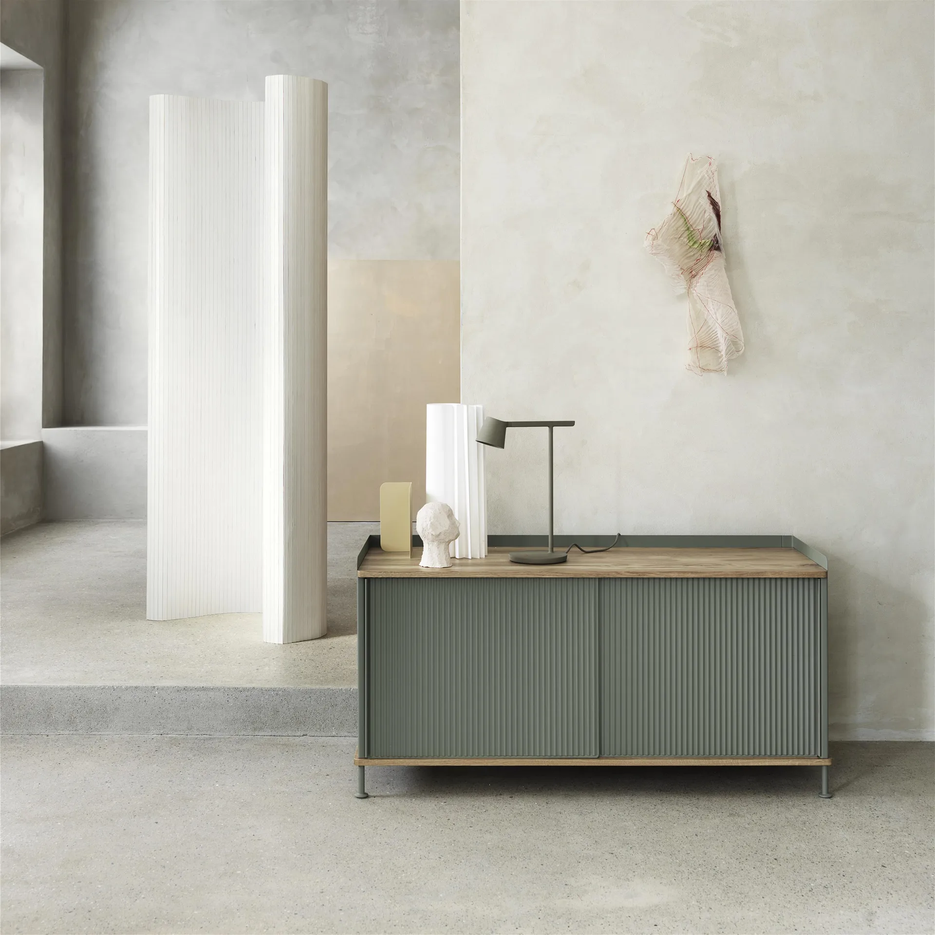 Enfold bijzettafel laag 125x45x63 cm, Oak-Dusty green Muuto