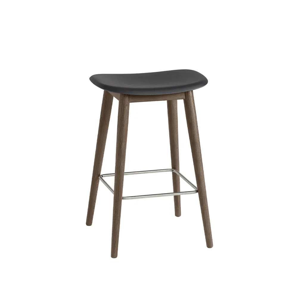 Fiber bar stool 75 cm, black, donkerbruingebeitste poten Muuto