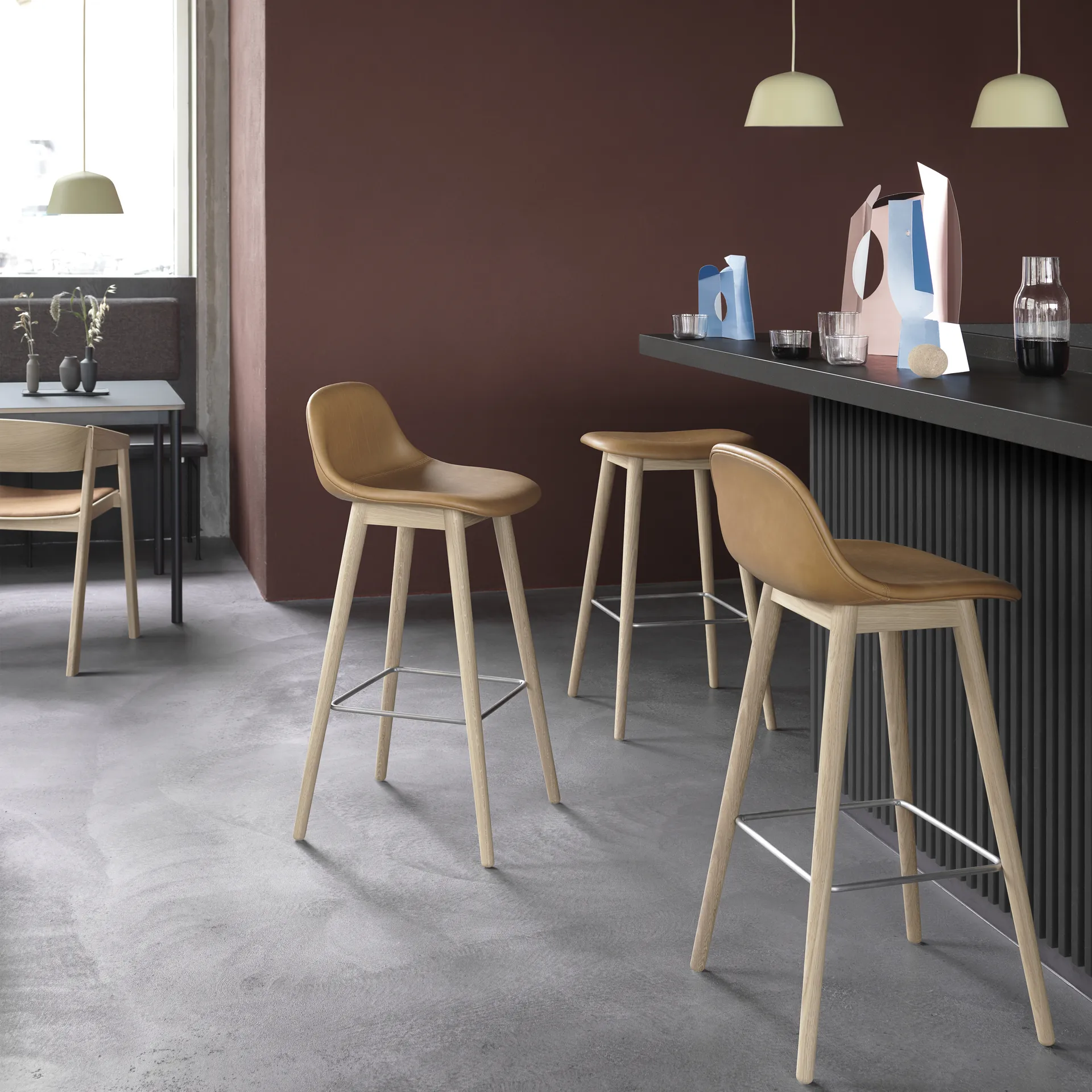 Fiber bar stool 75 cm, dusty green, donkerbruingebeitste poten Muuto