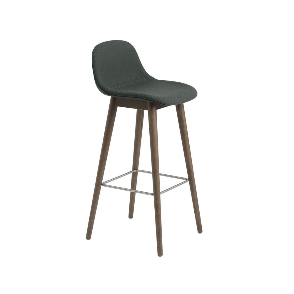 Muuto Fiber barkruk met ruggensteun 65 cm Stof twill weave 990 dark green-bruingebeitste eikenhouten poten