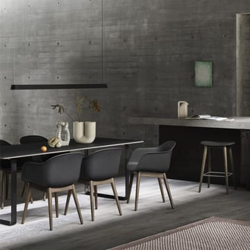 Fiber Chair stoel met armleuningen en houten poten - Black-Stained dark brown - Muuto