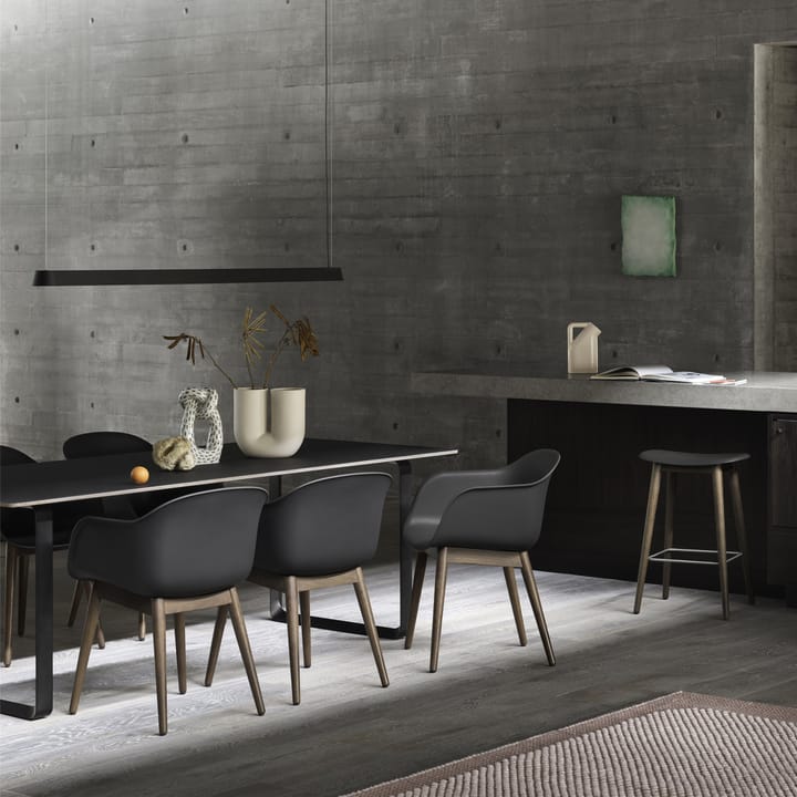 Fiber Chair stoel met armleuningen en houten poten, Black-Stained dark brown Muuto