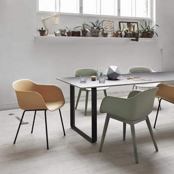 Fiber Chair stoel met armleuningen en houten poten - Dusty green (kunststof) - Muuto
