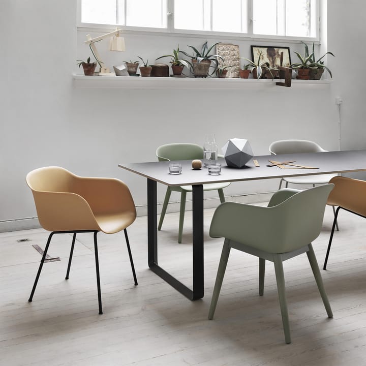 Fiber Chair stoel met armleuningen en houten poten, Dusty green (kunststof) Muuto