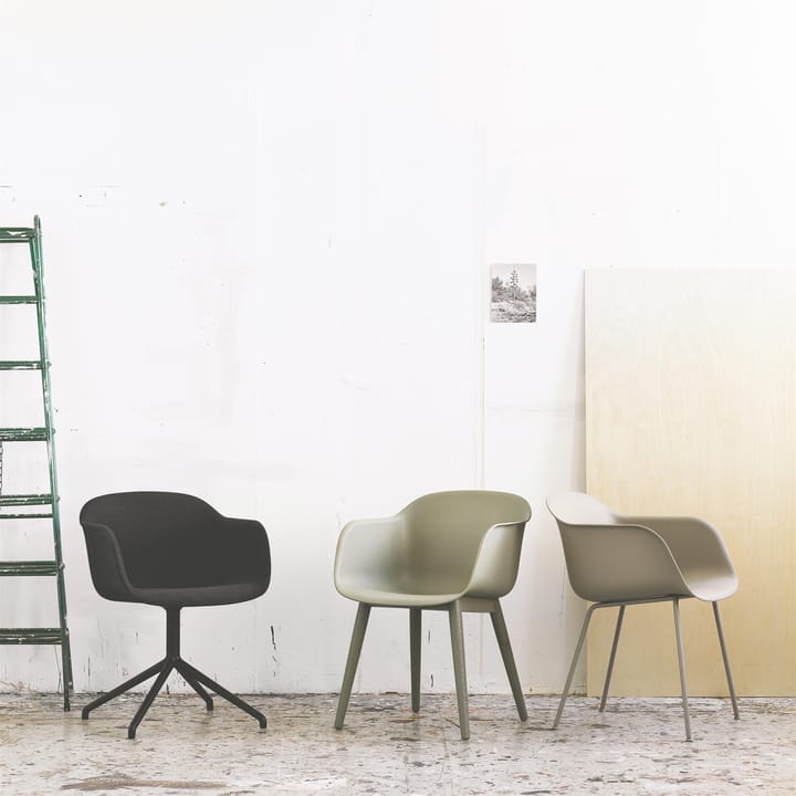 Fiber Chair stoel met armleuningen en houten poten, Dusty green (kunststof) Muuto