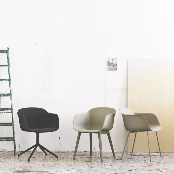 Fiber Chair stoel met armleuningen en houten poten - Dusty green (kunststof) - Muuto