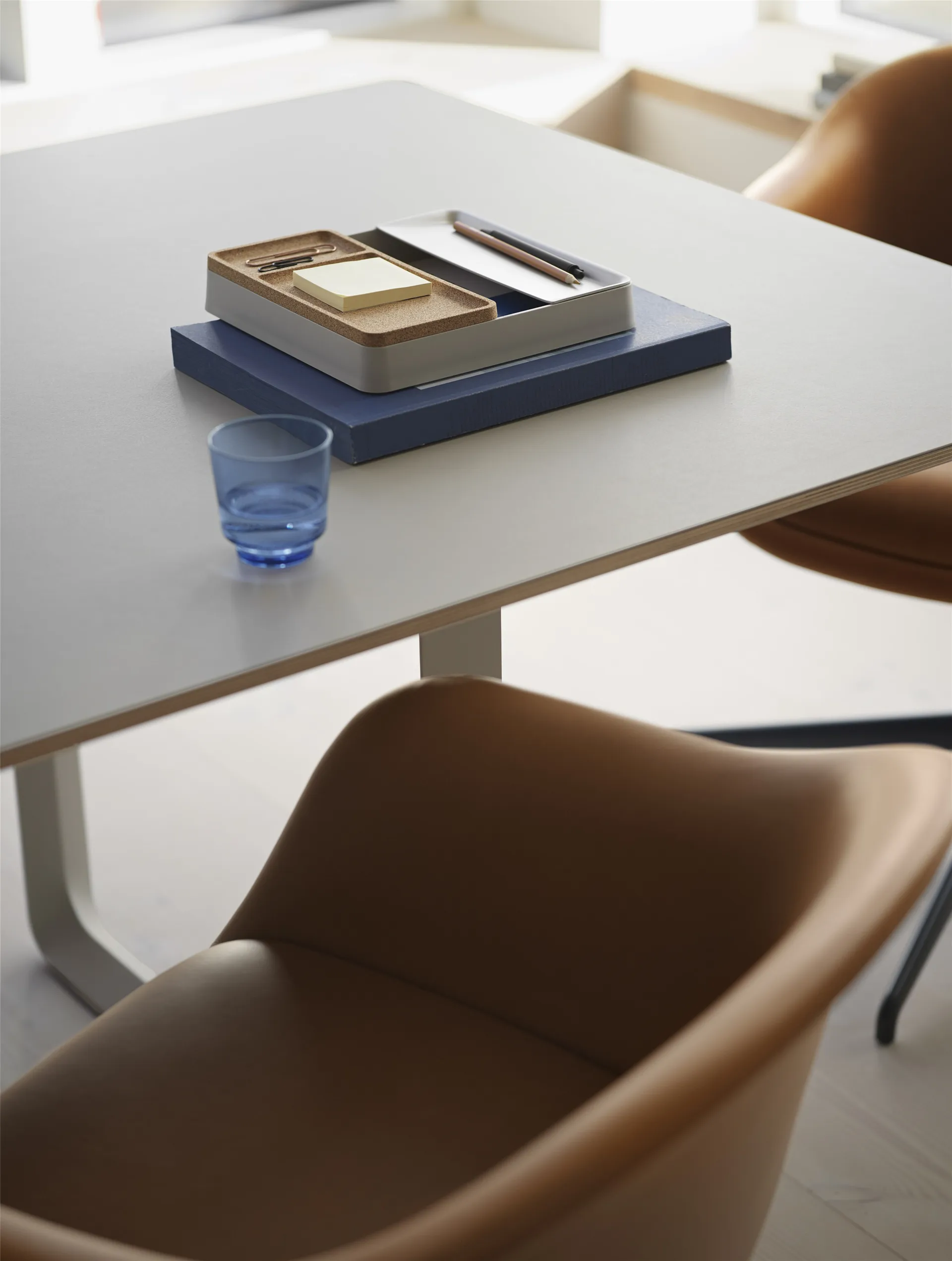 Fiber Conference Armchair met houten poten, Refine leather cognac-oak Muuto