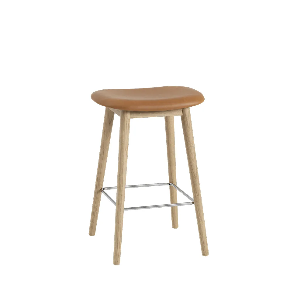 Fiber counter stool 65 cm, leer cognac, eikenhouten poten Muuto