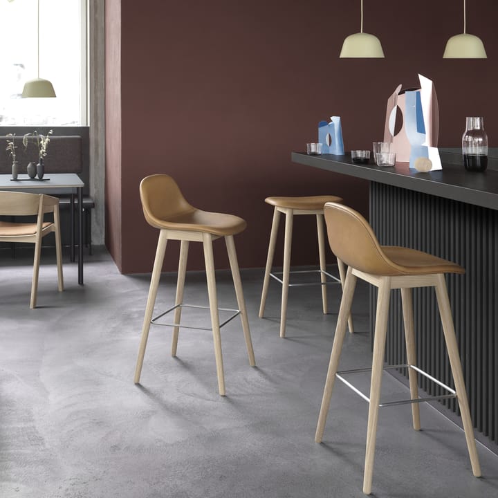 Fiber counter stool 65 cm, leer cognac, eikenhouten poten Muuto