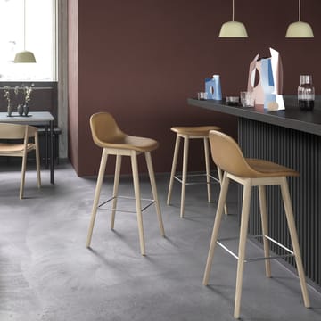 Fiber counter stool 65 cm - leer cognac, eikenhouten poten - Muuto