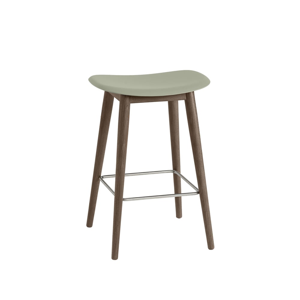 Muuto Fiber counter stool 75 cm dusty green, donkerbruingebeitste poten