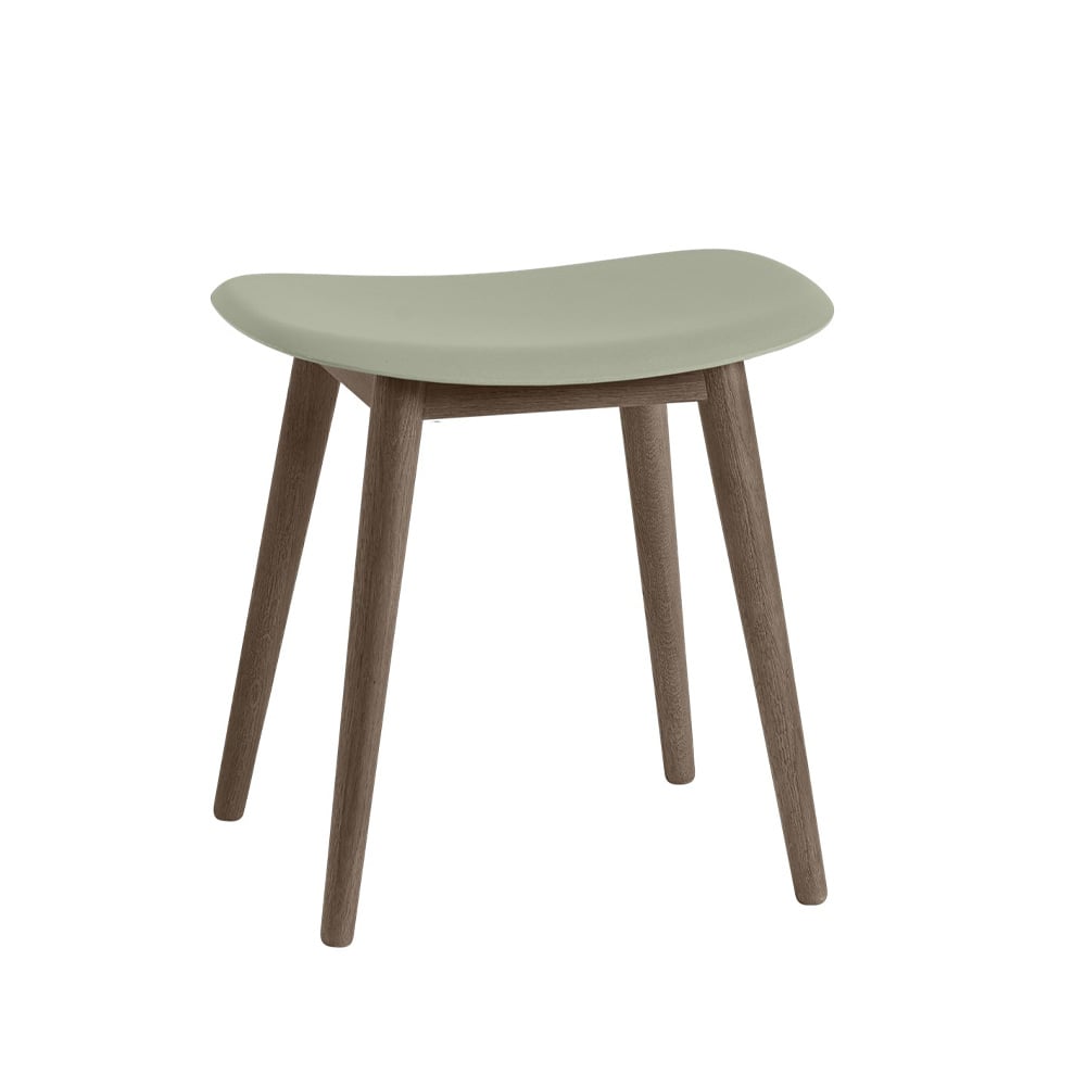 Muuto Fiber kruk dusty green, donkerbruingebeitste houten poten