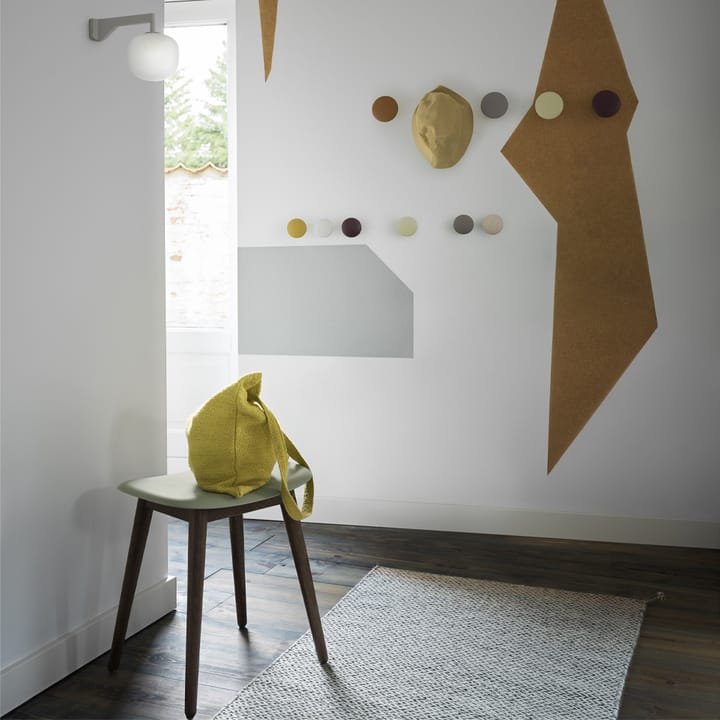 Fiber kruk, dusty green, donkerbruingebeitste houten poten Muuto