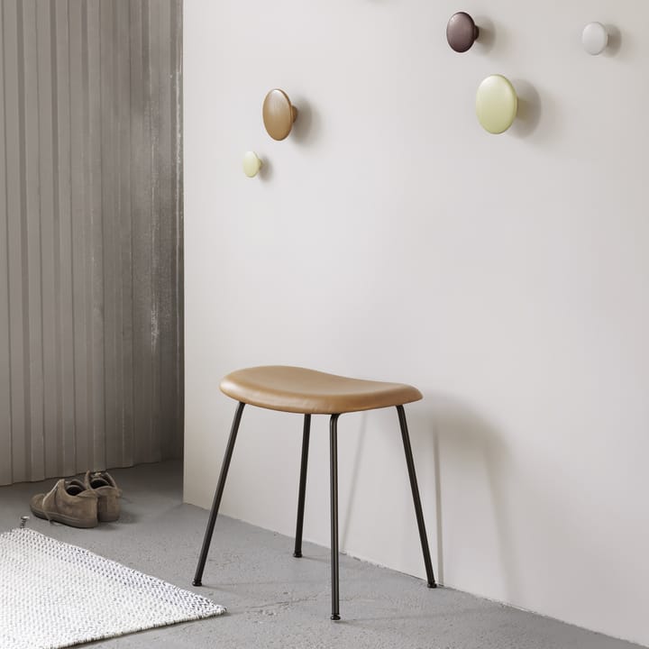 Fiber kruk, dusty green, donkerbruingebeitste houten poten Muuto