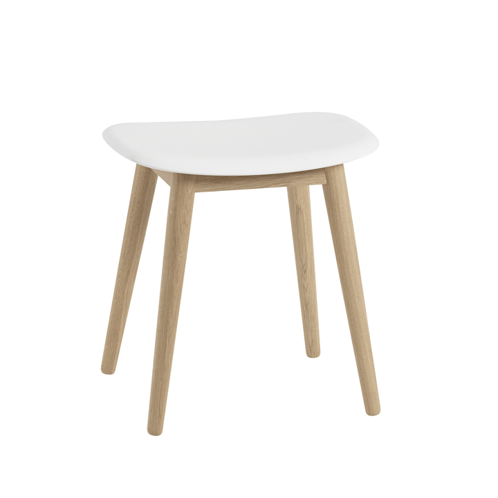 Fiber kruk - natural white, eikenhouten poten - Muuto