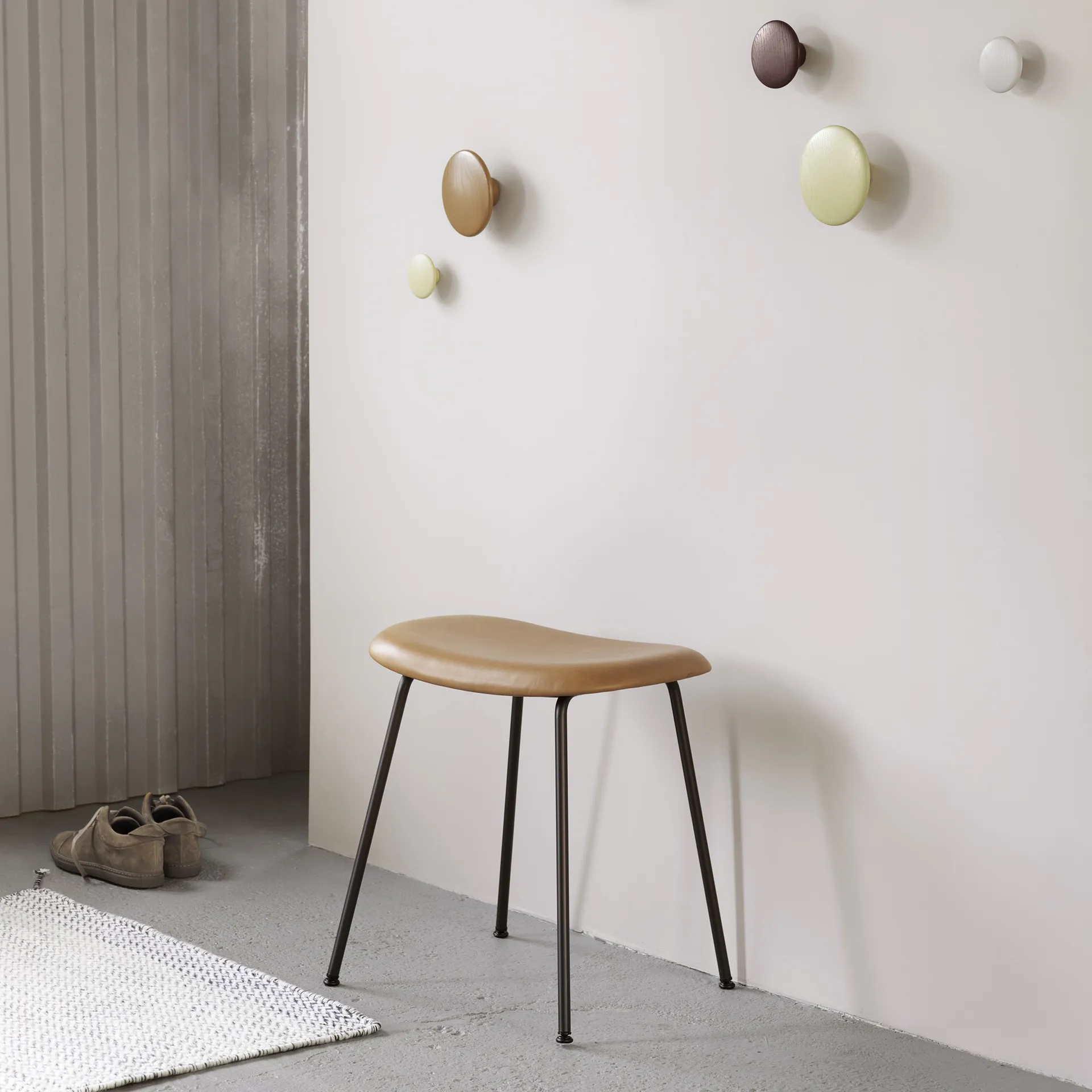 Fiber kruk, natural white, eikenhouten poten Muuto