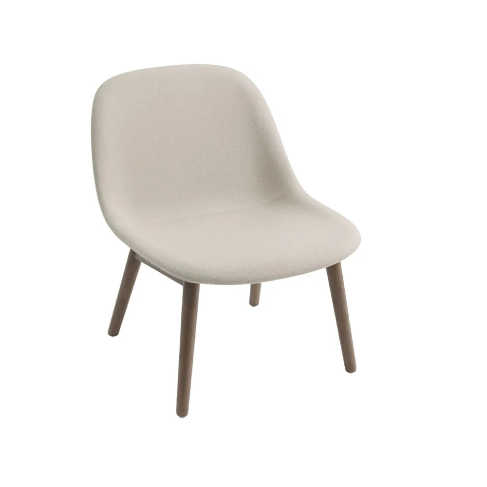 Fiber loungestoel wood base, stof hero 211 beige, bruingebeitste eikenhouten poten Muuto