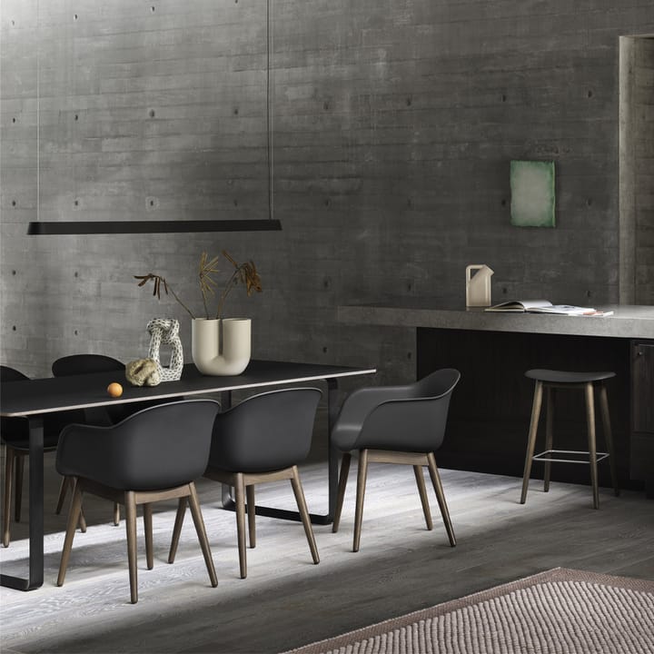 Fiber Stoel met armleuningen en houten poten, dusty green, donkerbruingebeitste poten Muuto