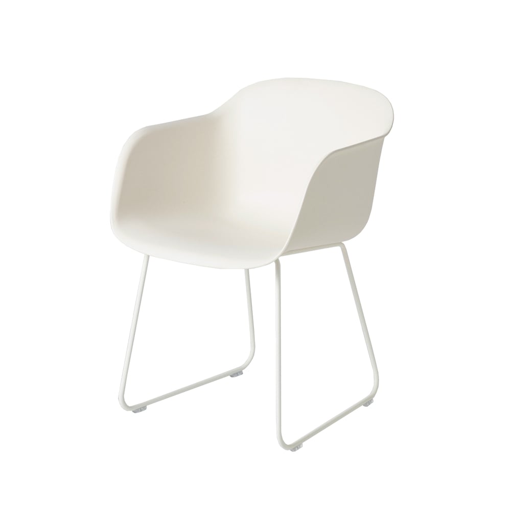 Muuto Fiber stoel met armleuningen sled base natural white, wit onderstel