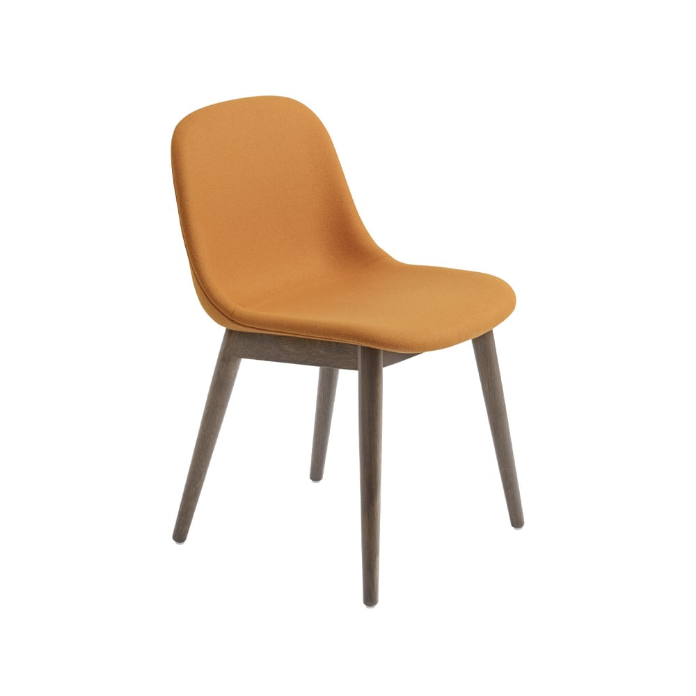 Muuto Fiber Stoel met houten poten stof hero 451 oranje, bruingebeitste eikenhouten poten