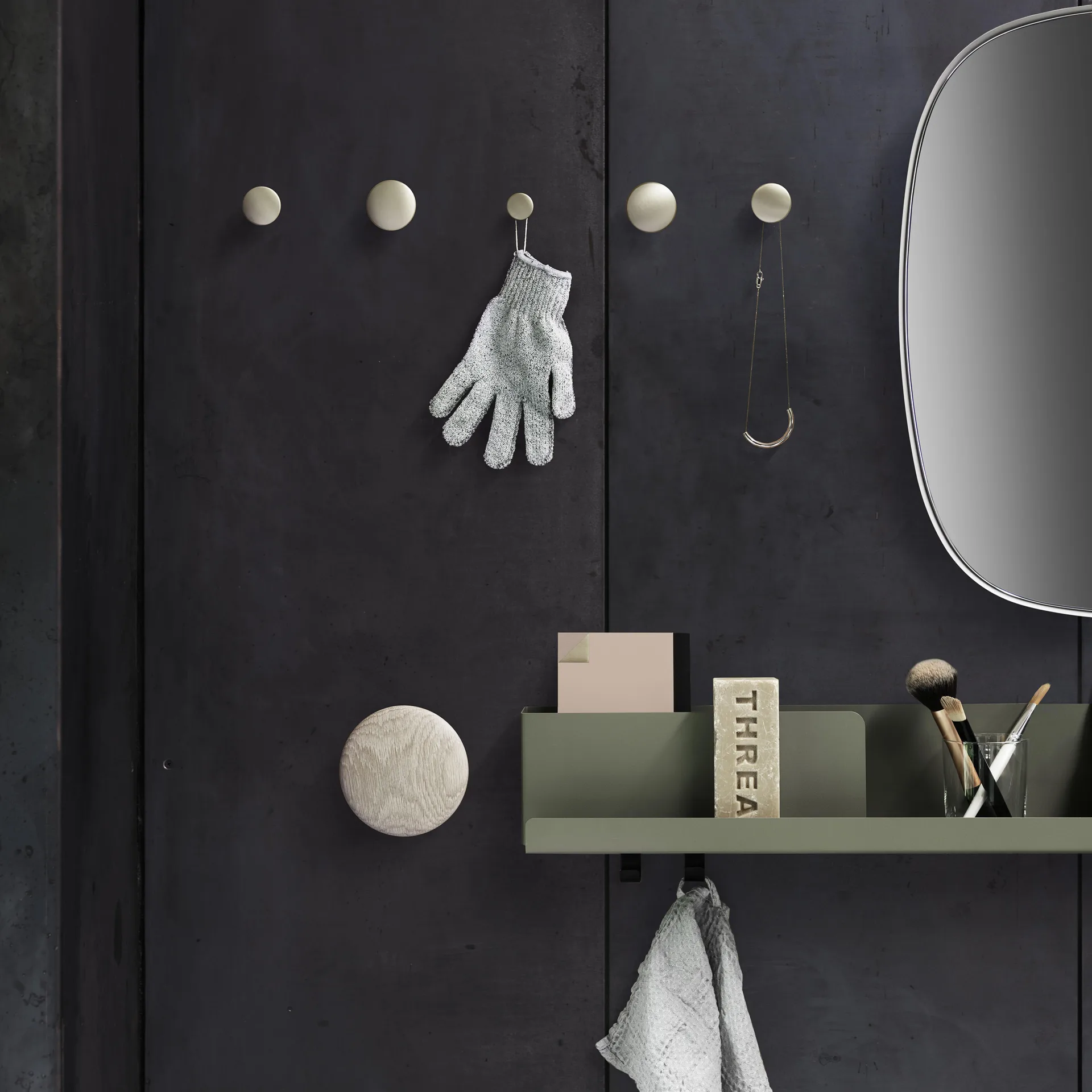 Folded plank klein, olijf Muuto