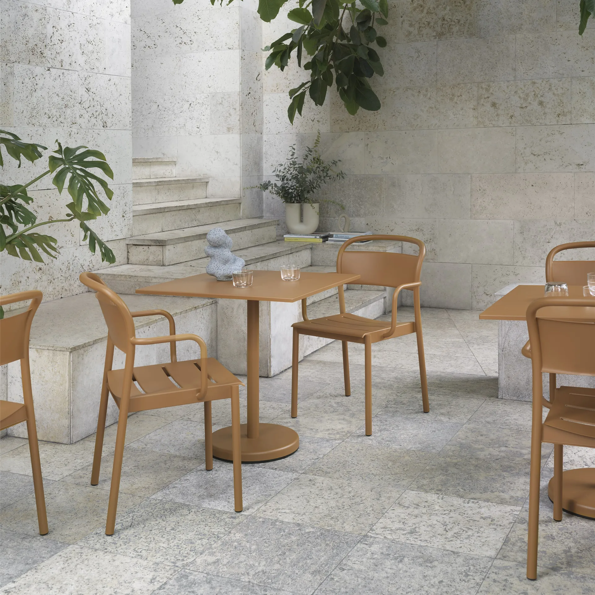 Linear steel armchair stoel met armleuningen, Burnt orange Muuto