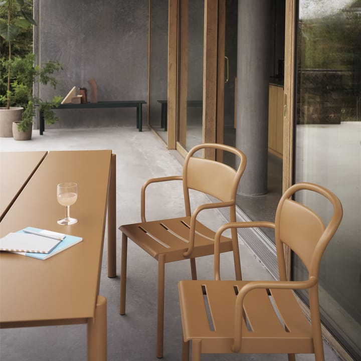 Linear steel armchair stoel met armleuningen, Burnt orange Muuto