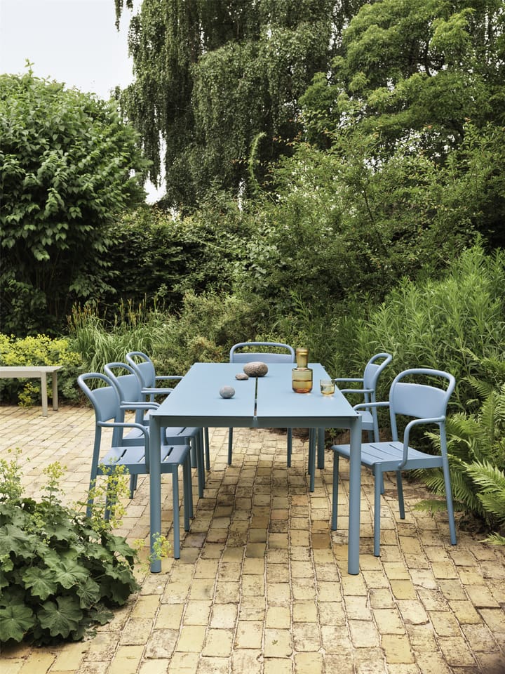 Linear steel armchair stoel met armleuningen, Pale blue Muuto