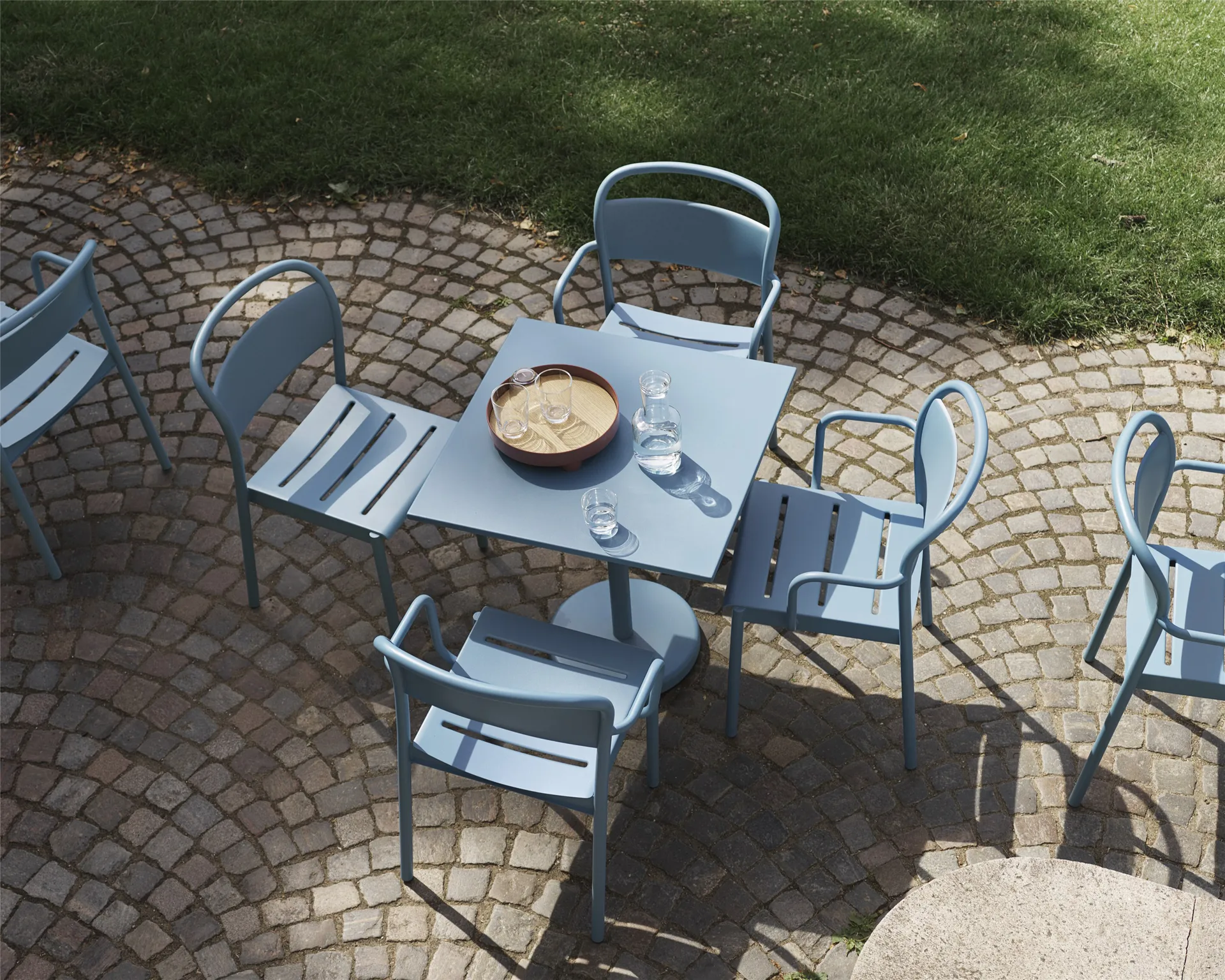 Linear steel armchair stoel met armleuningen, Pale blue Muuto