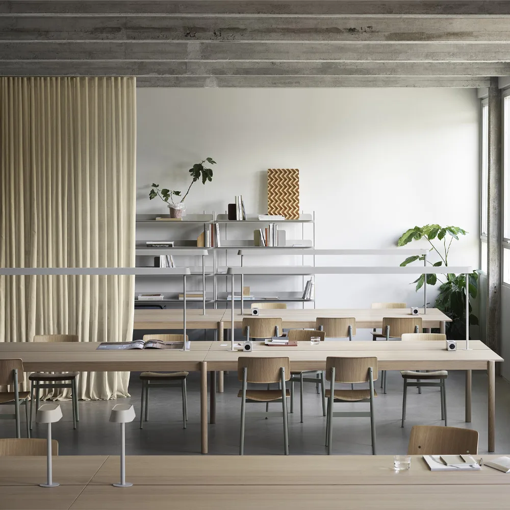 Linear System tafel 142x240 cm, White laminate-White ABS-Oak Muuto