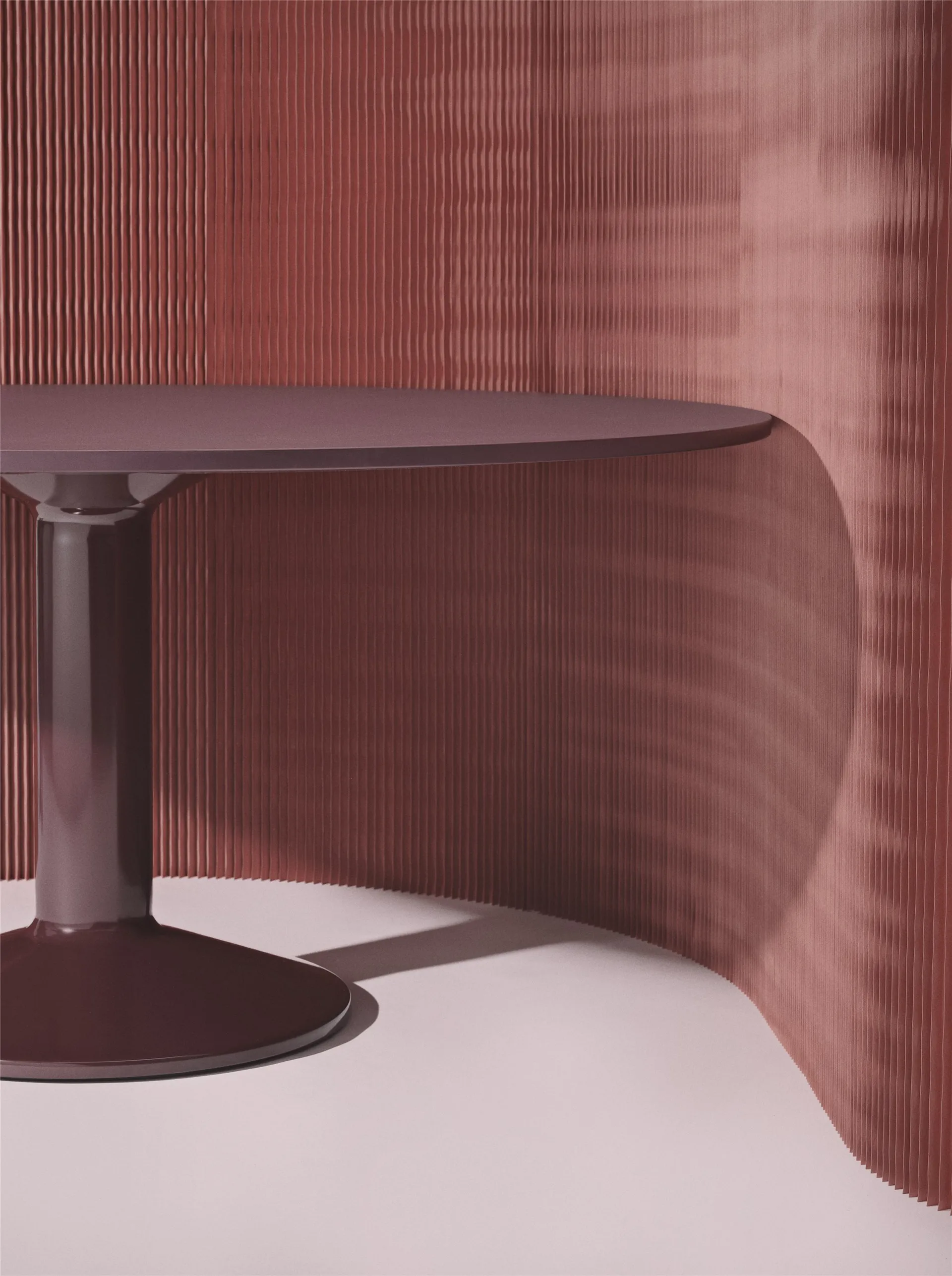 Midst cafétafel, Dark red linoleum-dark red, Ø160 cm Muuto