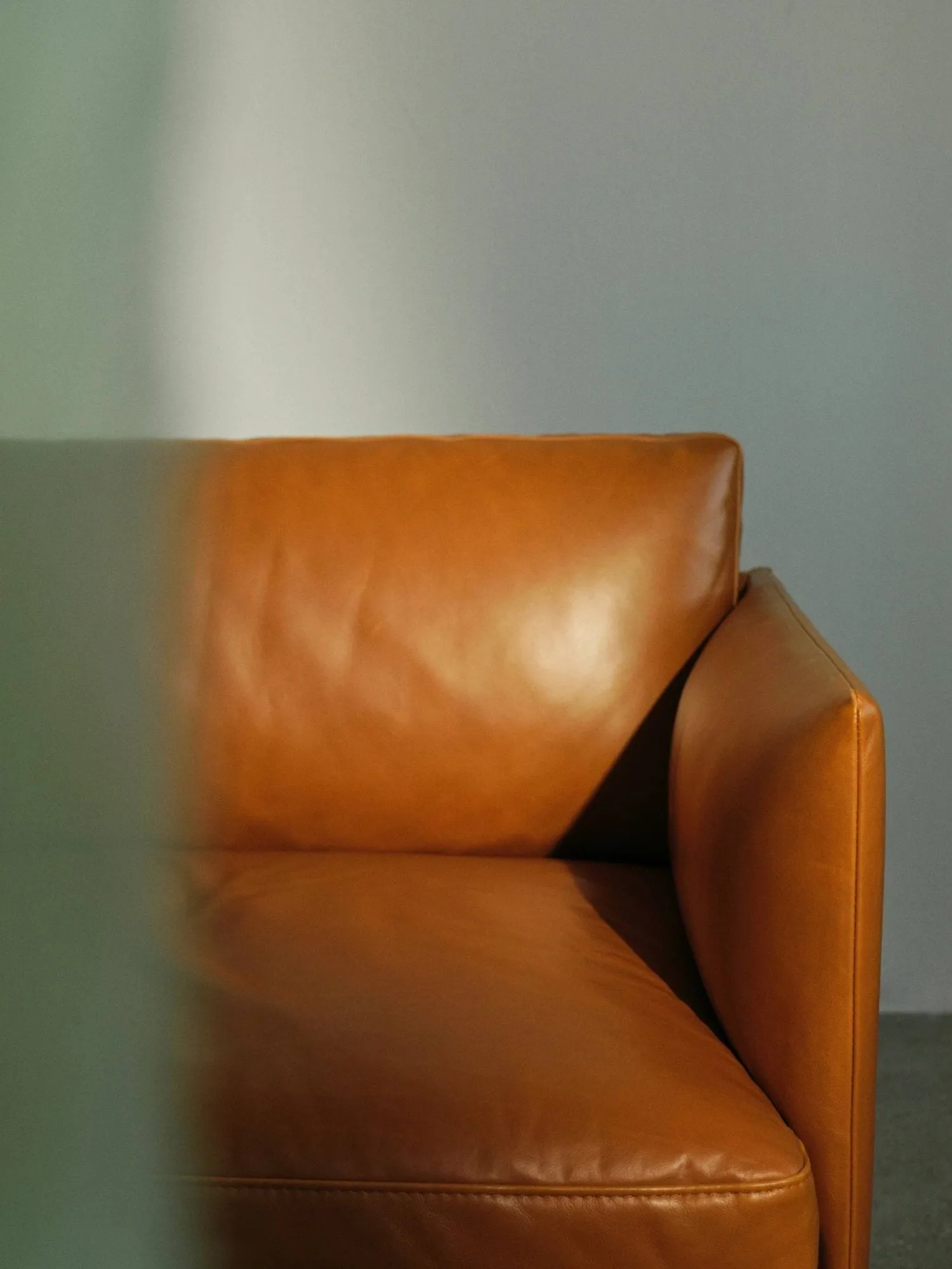 Outline bank 3-zits leer, Cognac-zwarte poten Muuto