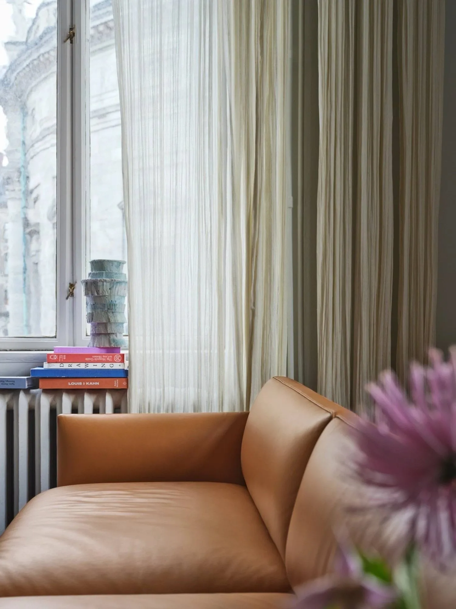 Outline bank 3-zits leer, Cognac-zwarte poten Muuto