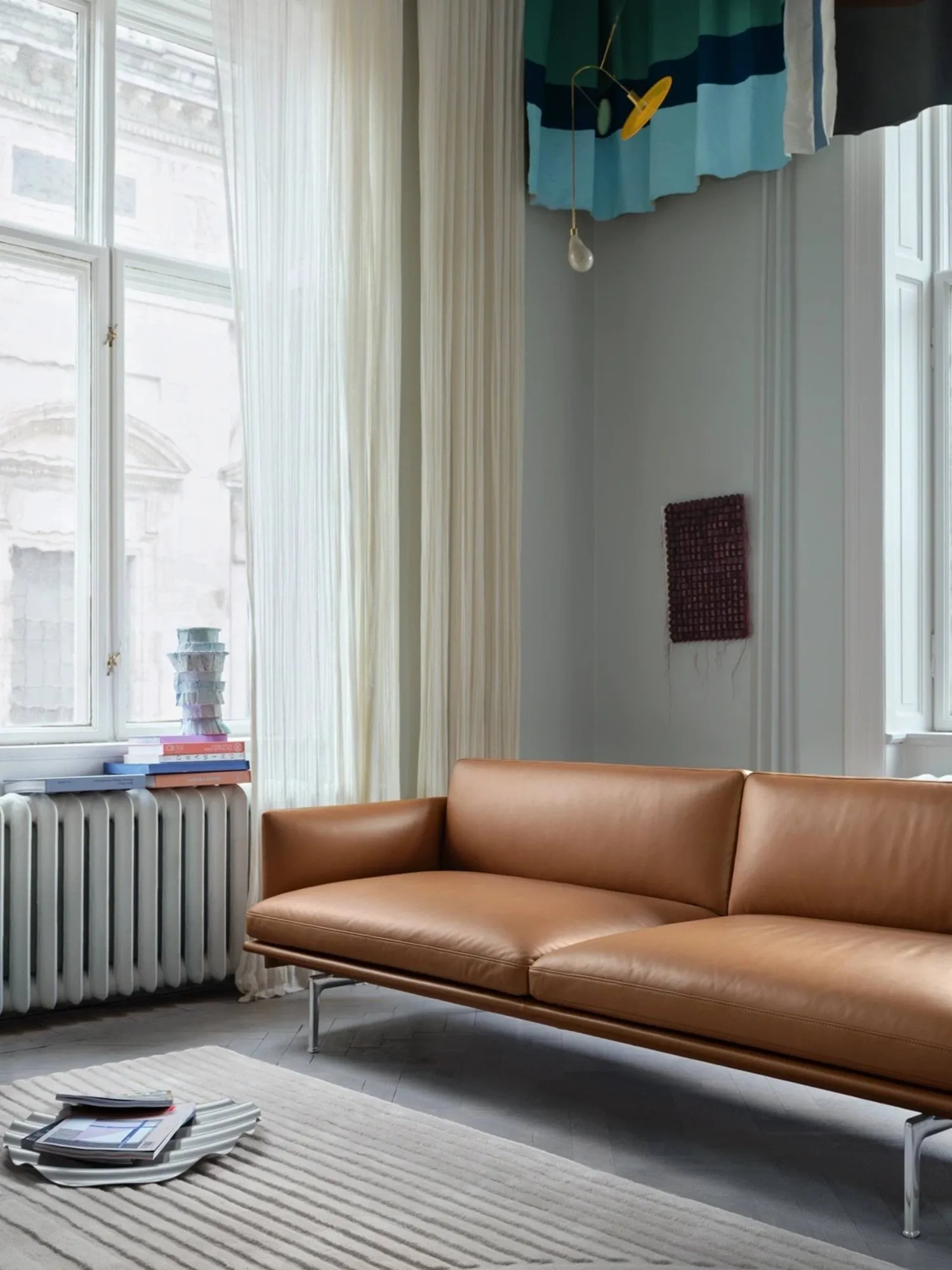 Outline bank 3-zits leer, Cognac-zwarte poten Muuto
