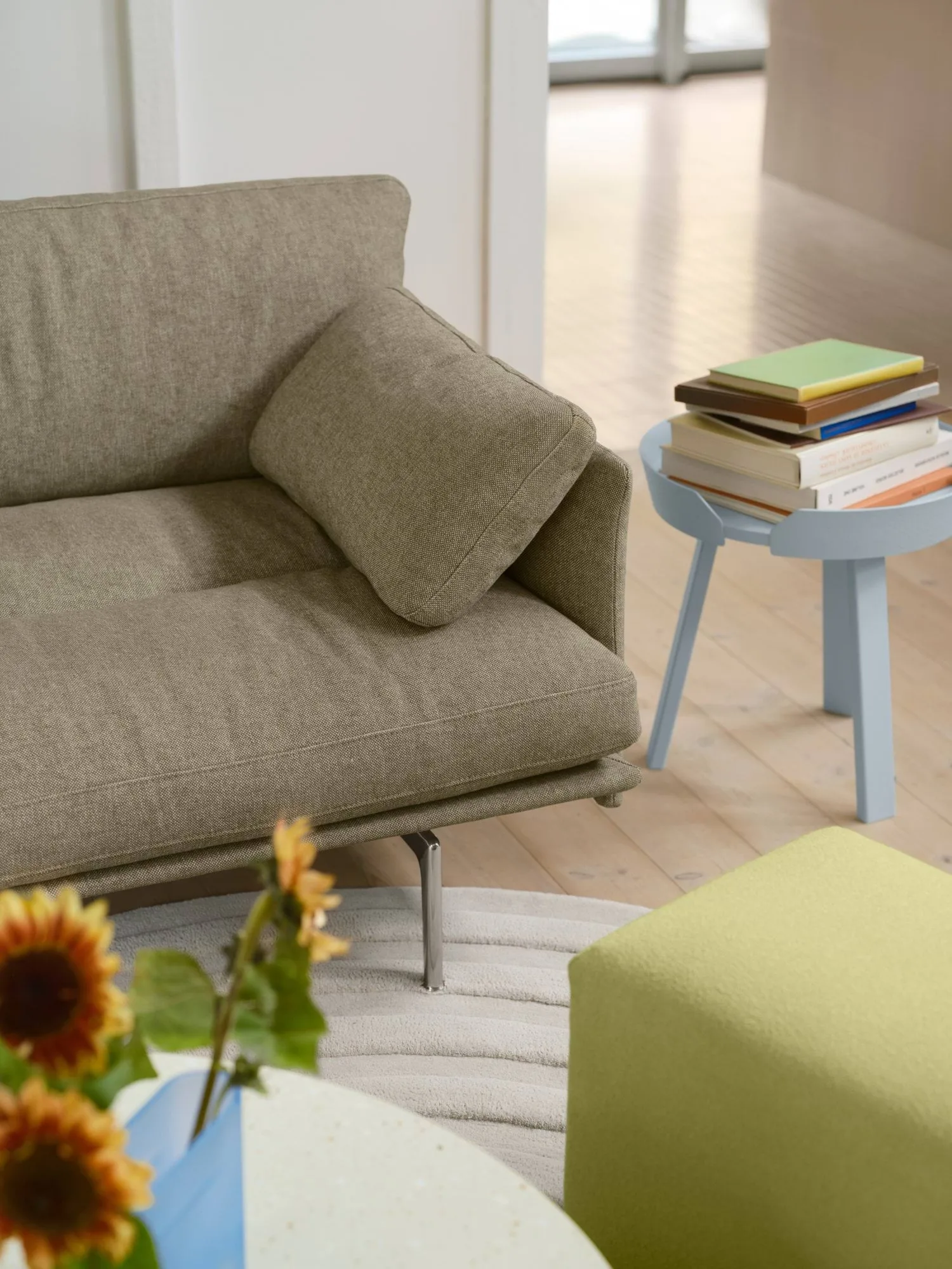 Outline Soft bank, Clay 15-aluminium poten, 3-zits Muuto