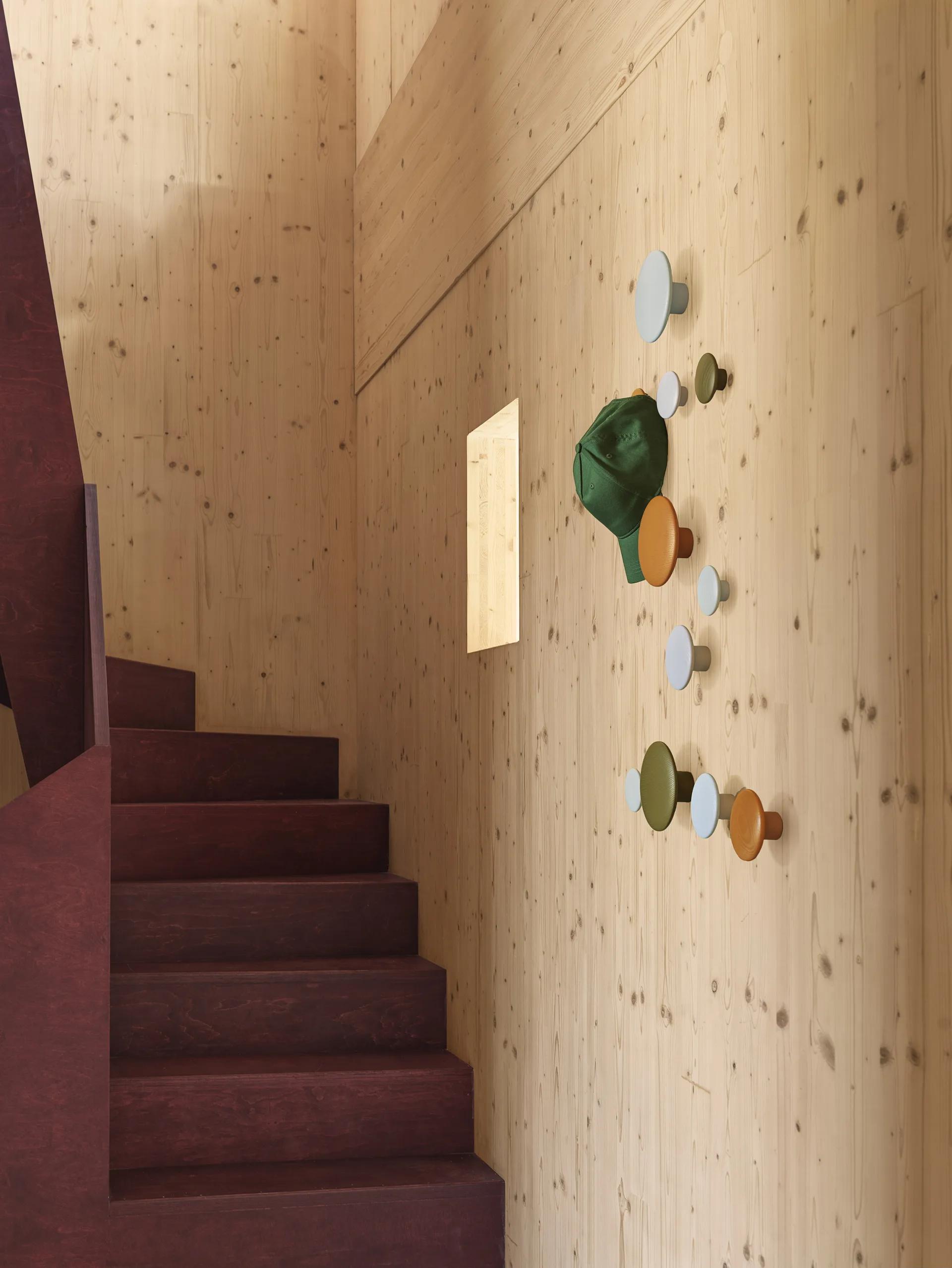 The Dots kledinghaak brown green, Ø17 cm Muuto