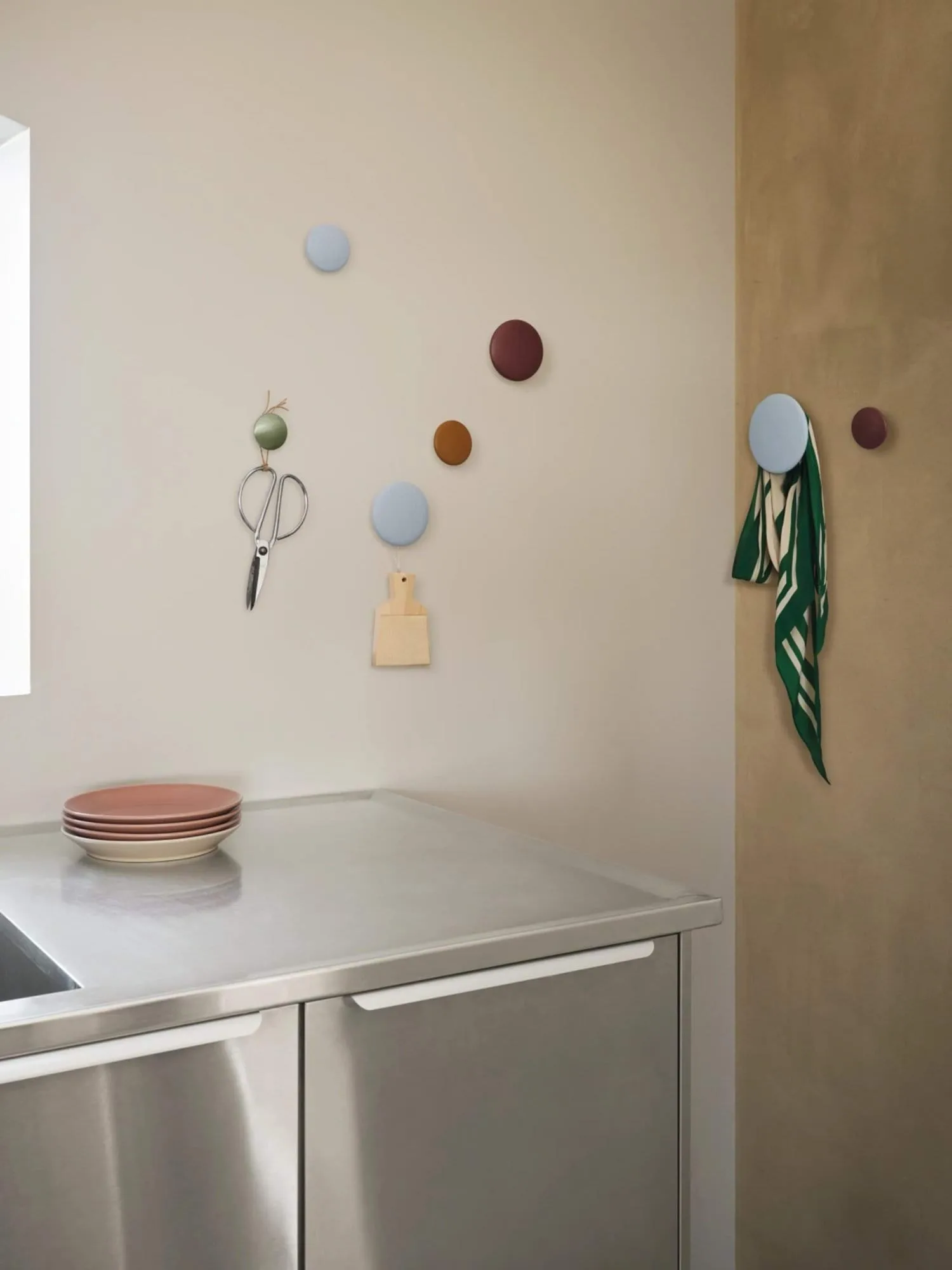 The Dots wandhaken 5-pack, zwart gebeitst essenhout Muuto