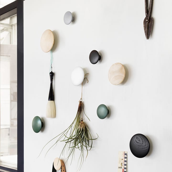The Dots wandhaken 5-pack, zwart gebeitst essenhout Muuto