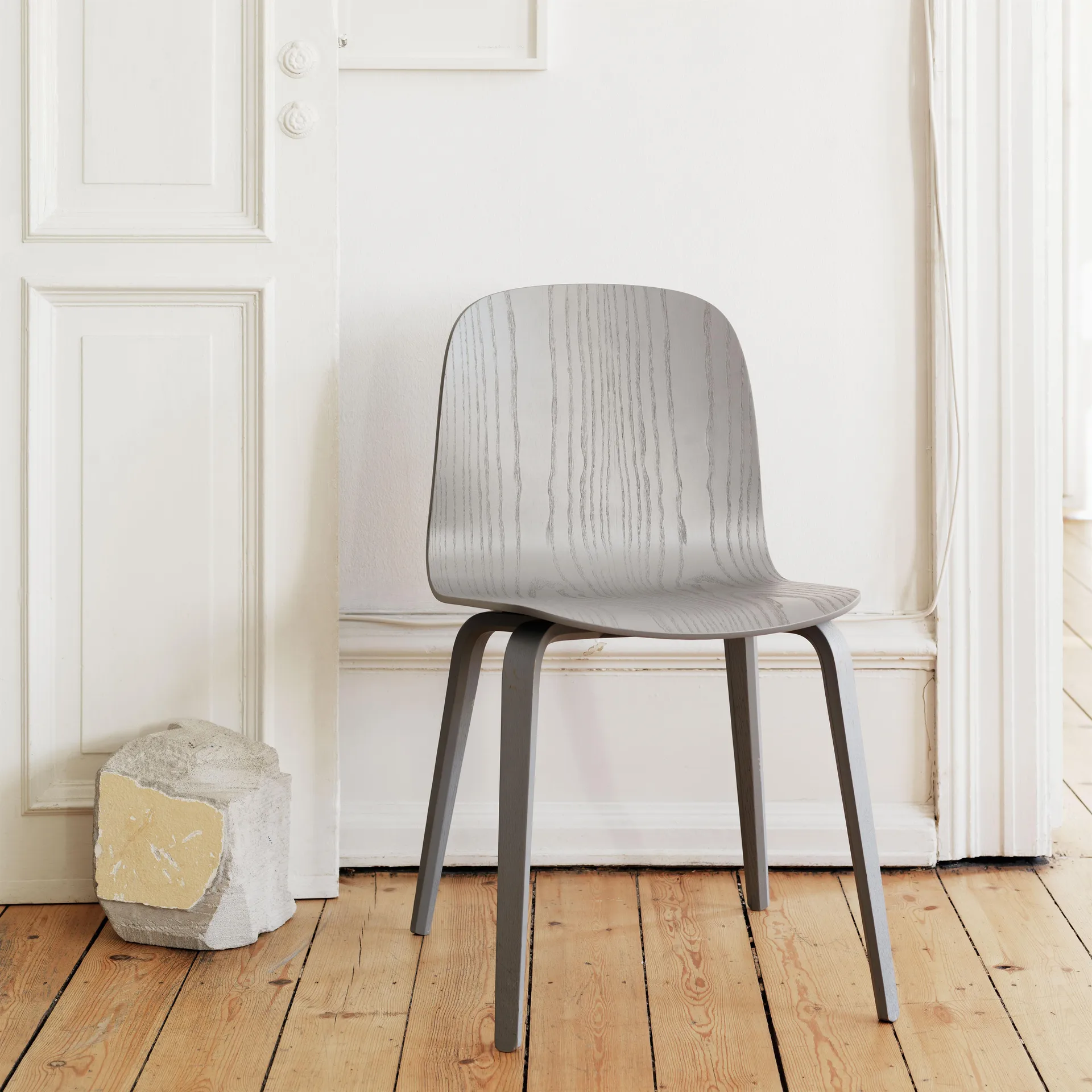 Visu Chair stoel houten onderstel, grijs Muuto