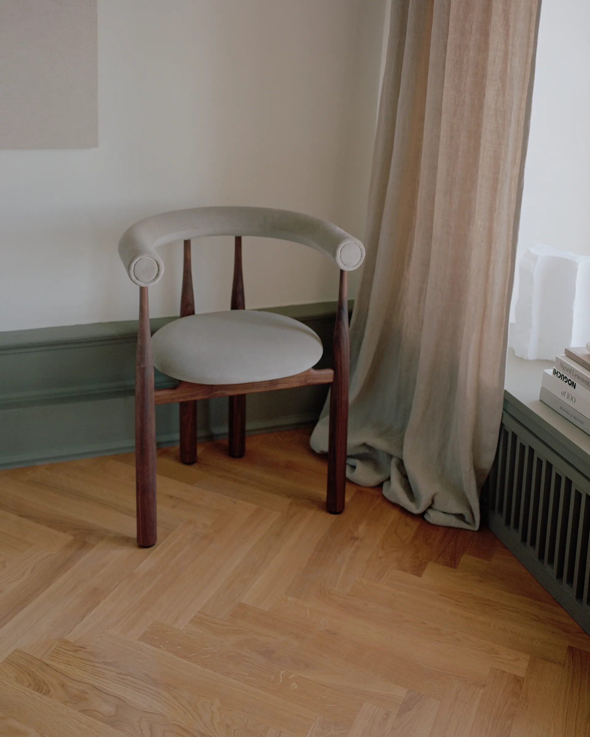 Bukowski armstoel bekleed, Walnut, Megan 26 Beige New Works