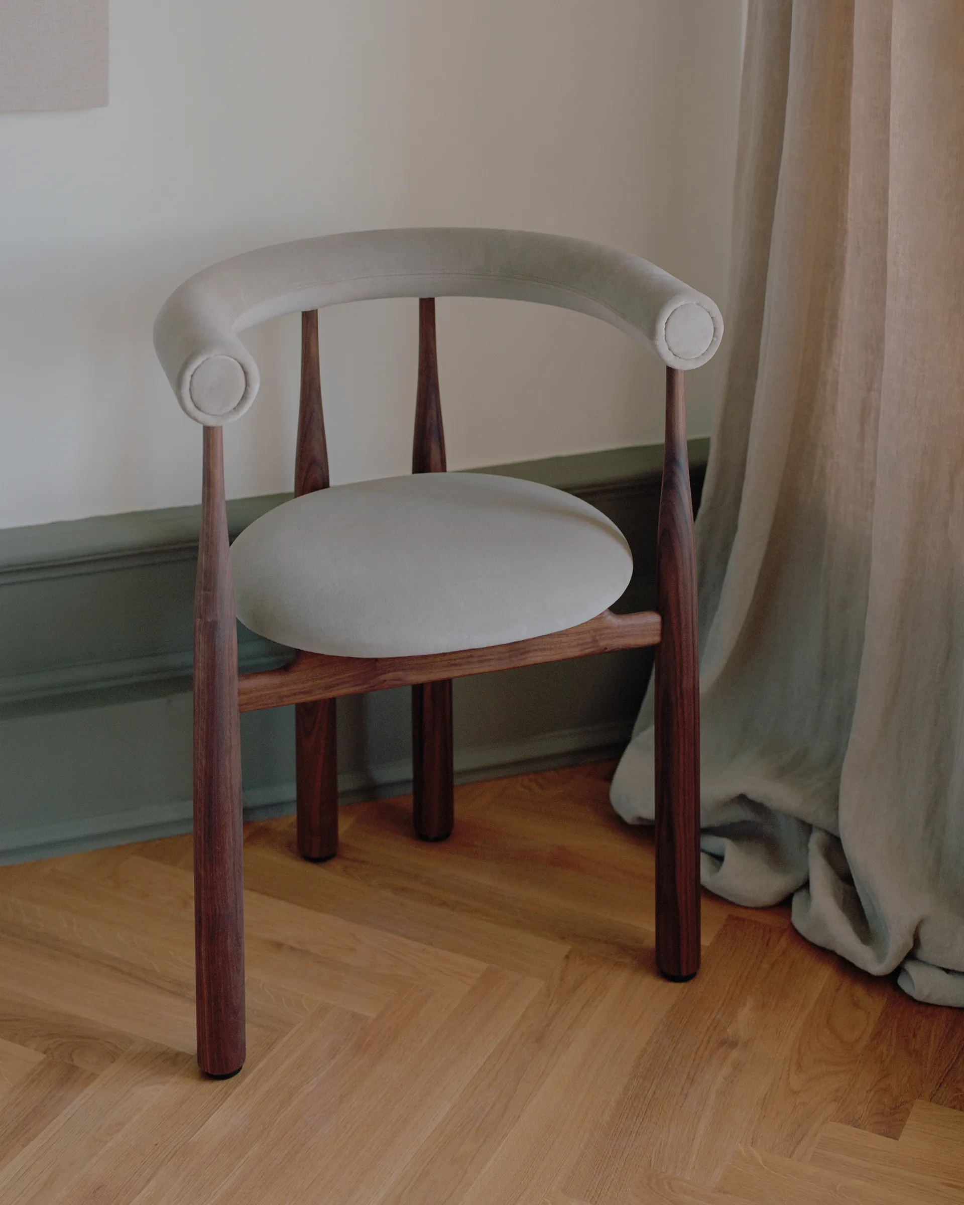 Bukowski armstoel bekleed, Walnut, Megan 26 Beige New Works