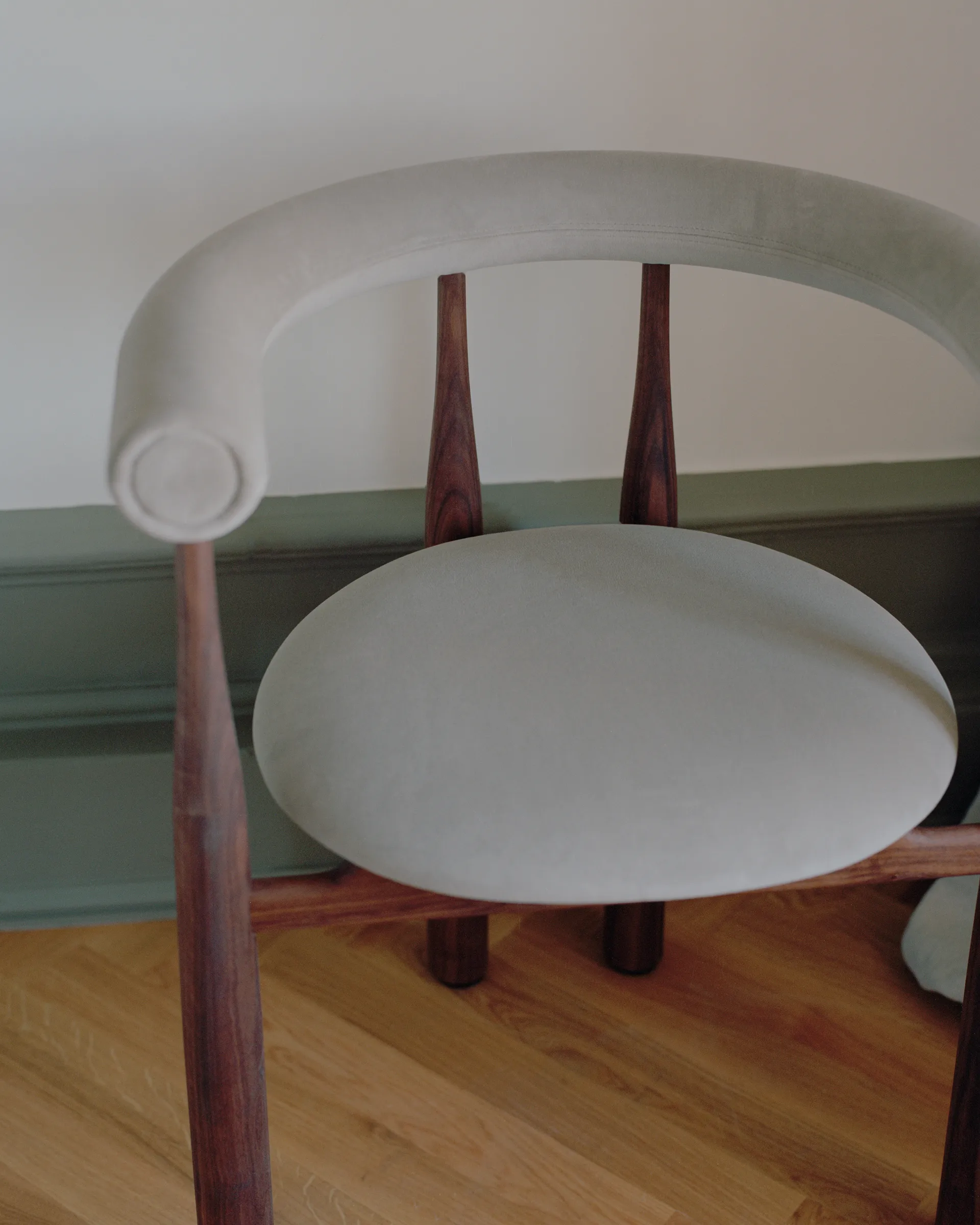 Bukowski armstoel bekleed, Walnut, Megan 26 Beige New Works