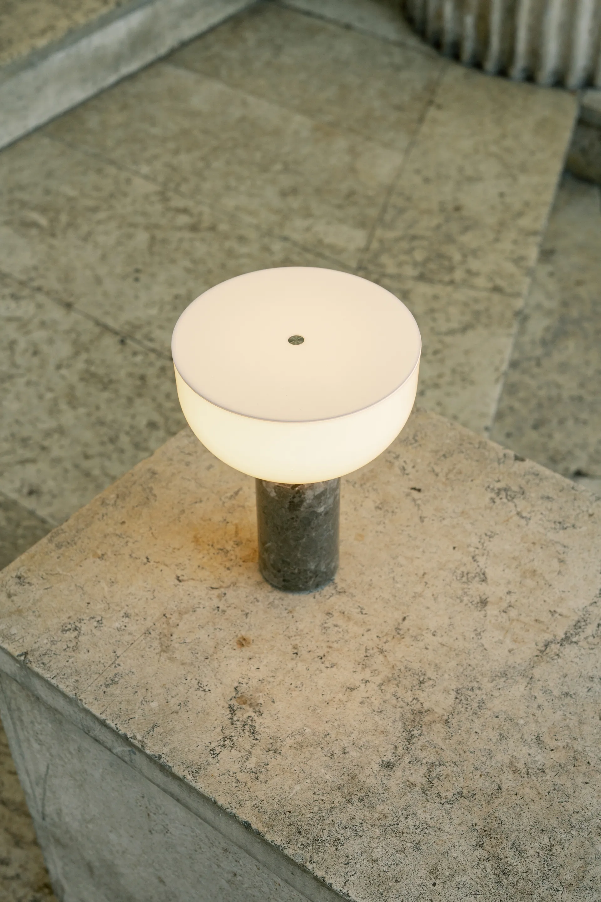 Kizu portable tafellamp, Gris du marais New Works