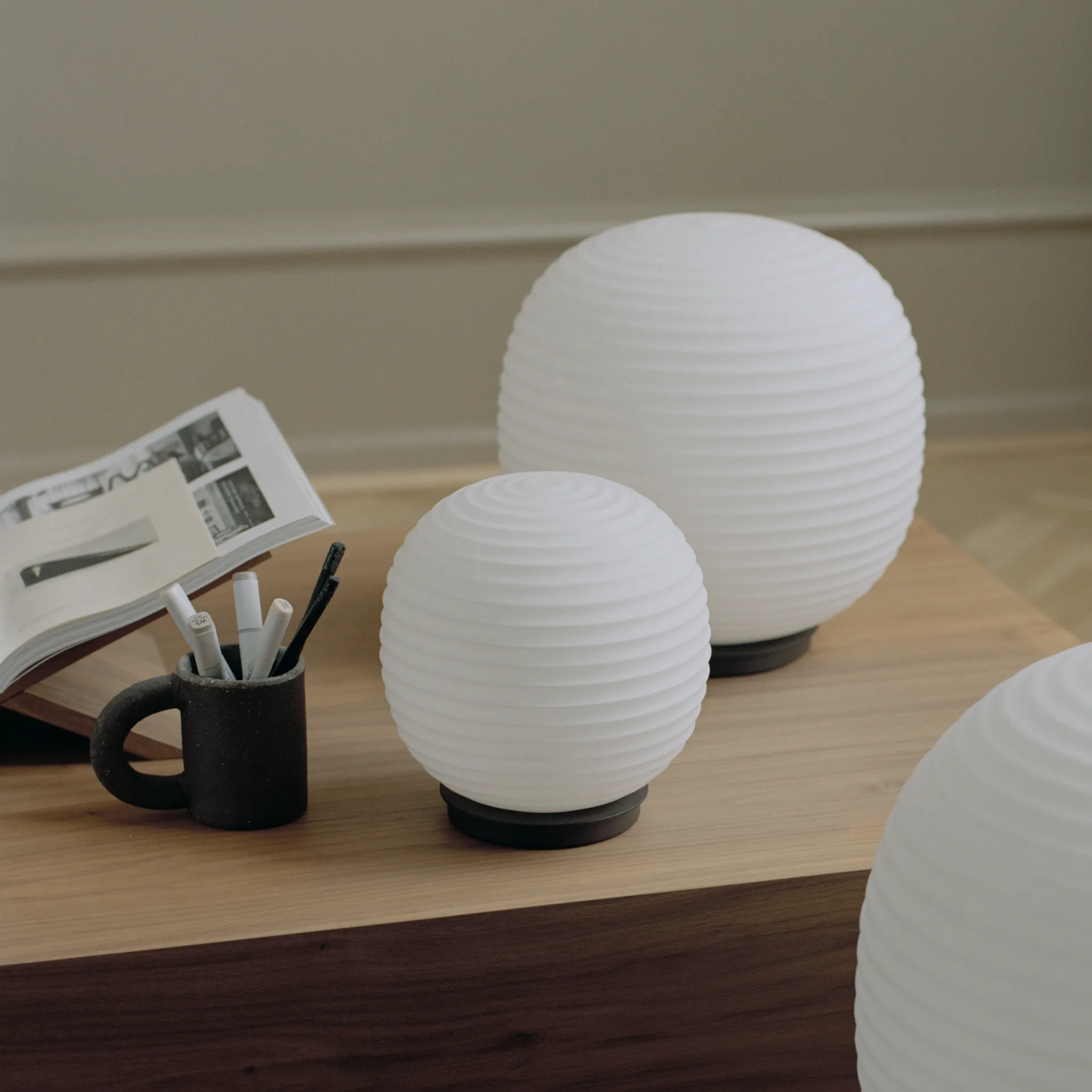 Lantern Globe tafellamp medium, Frosted white opal glass New Works