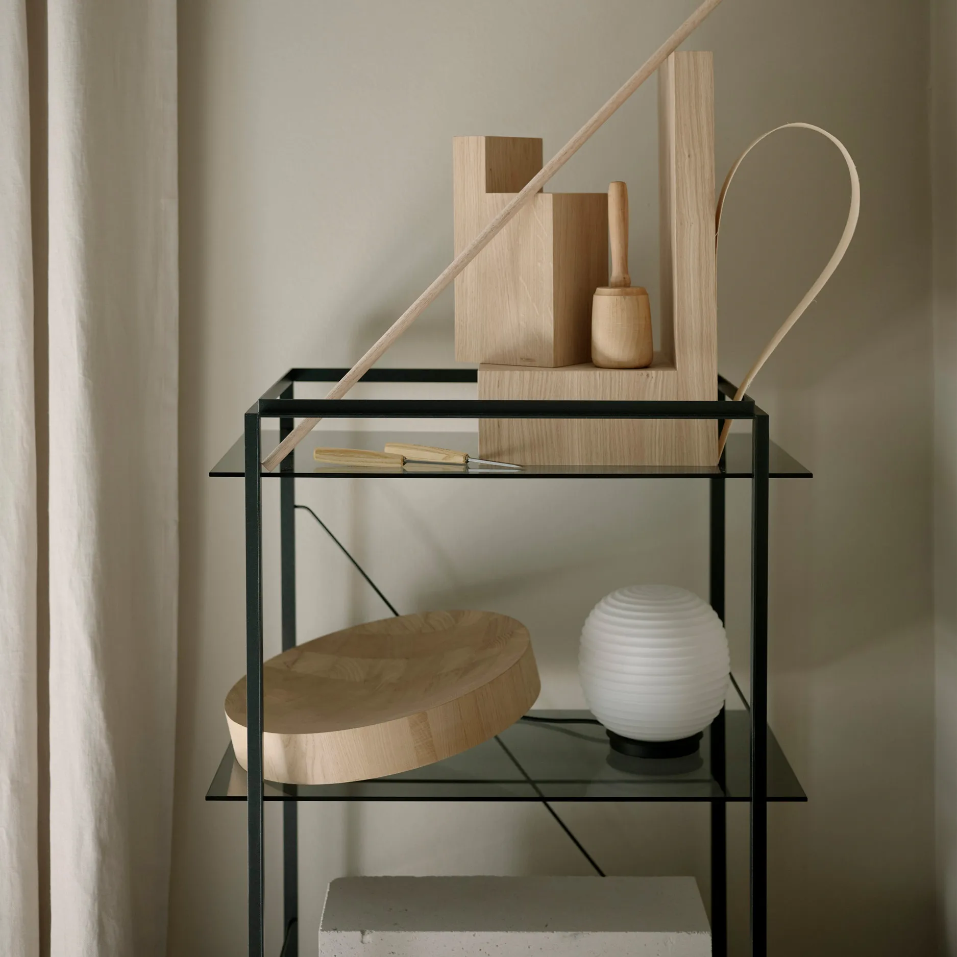 Lantern Globe tafellamp small, Frosted white opal glass New Works