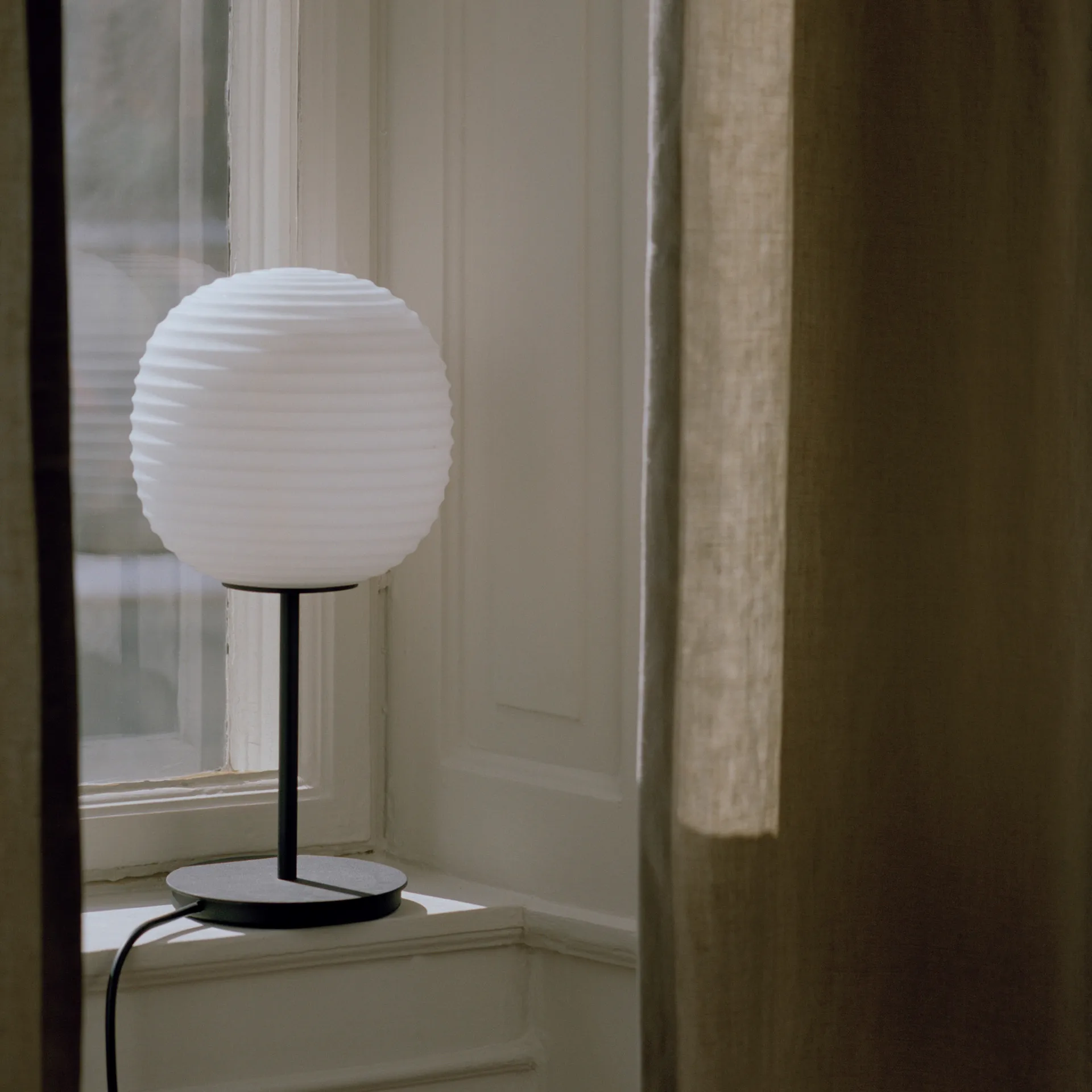 Lantern tafellamp small, Frosted white opal glass New Works